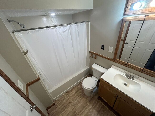 Building Photo - Charming 3-bed, 1-bathroom house located in North End Toledo, OH.