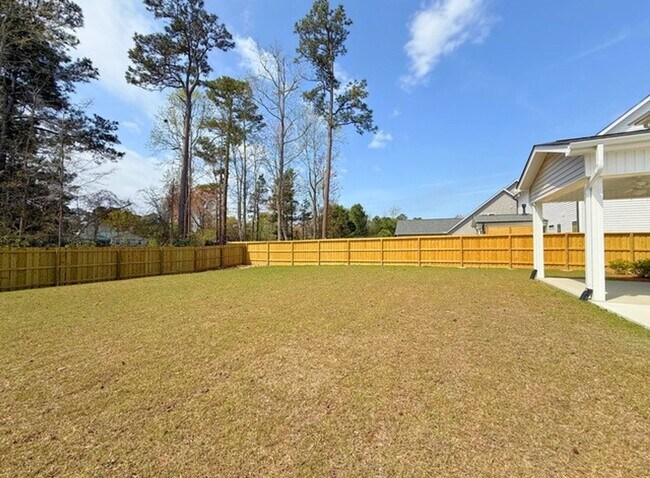 Building Photo - 4 bedroom, 3.5 bath Hampstead home in Sanc...