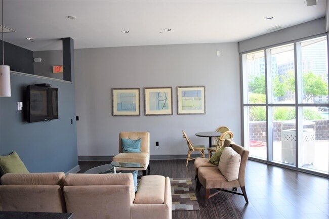 Building Photo - 333 W Trade St