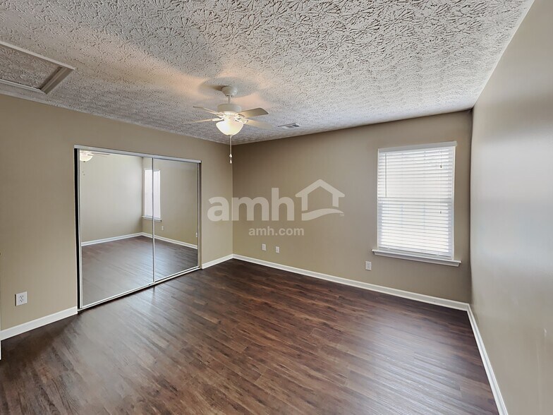 Building Photo - 209 Picadilly Pl