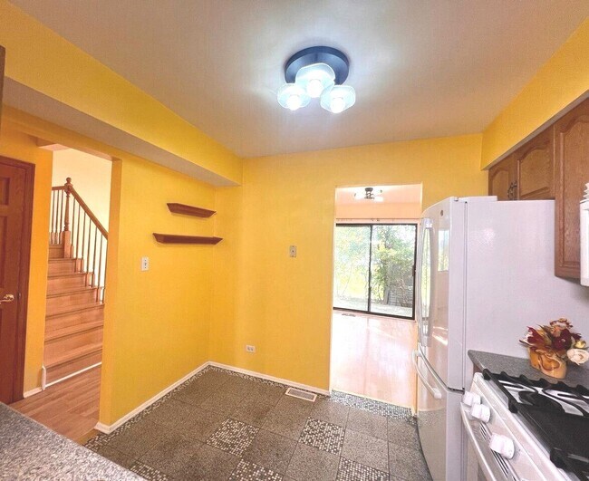 Building Photo - 823 Gladstone Dr