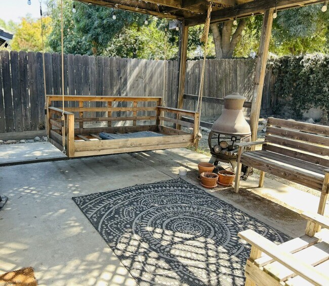 Building Photo - 3 bedrooms, 2 full bathrooms single-story home located in the heart of Visalia, CA.