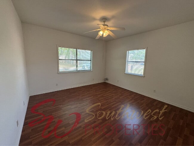 Building Photo - Outstanding 3 bedroom with extra bonus room and screened in porch!