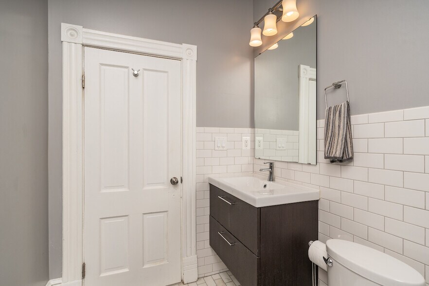 4 bedroom/3 bathroom, first floor bathroom - 403 P St NW
