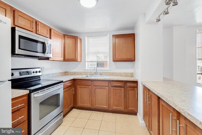 Primary Photo - 600 E Girard Ave