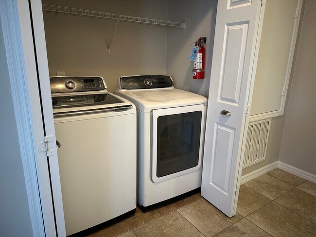 Building Photo - 1214 S Beach Cir