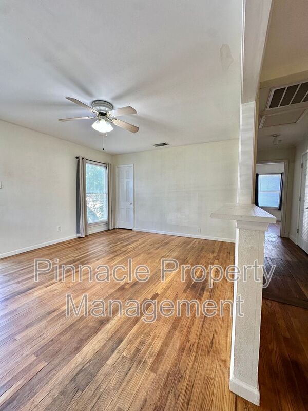 Building Photo - 421 S Van Buren St