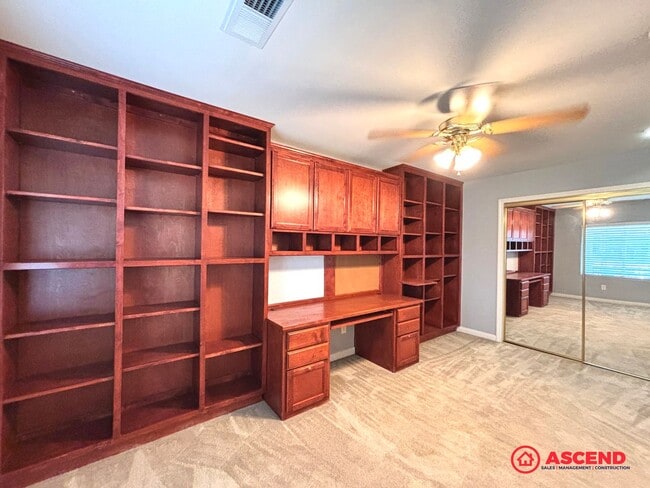 Building Photo - Lovely 5 Bedroom Home In River Oaks Area!