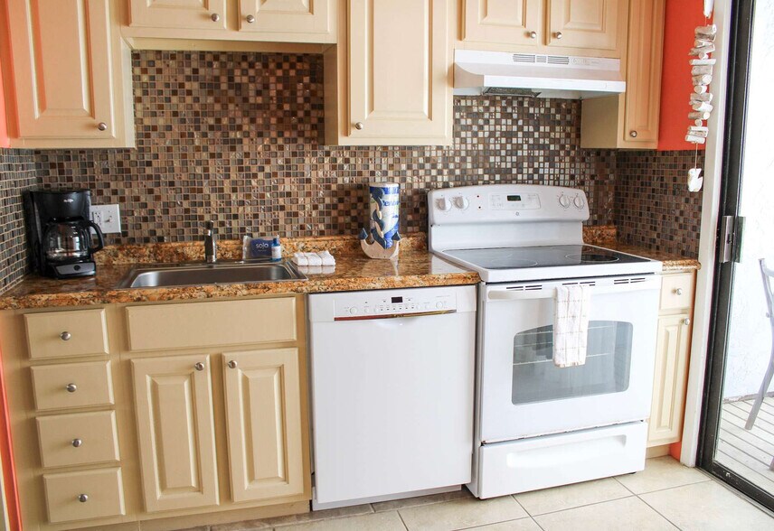 Building Photo - 14898 Granada Dr