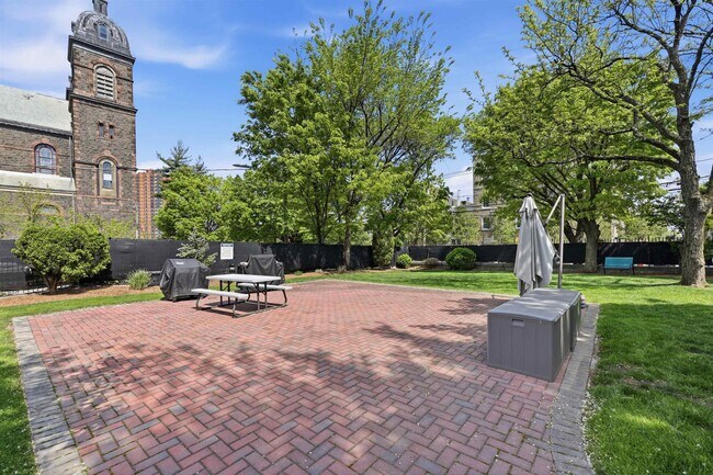 Building Photo - 215 St Michaels Walk