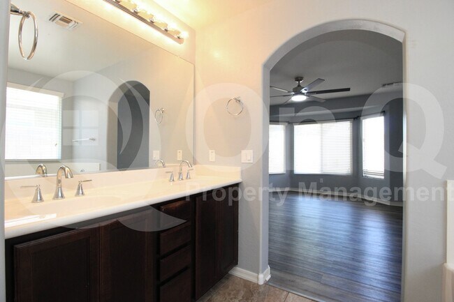 Building Photo - 5513 S 27th Dr