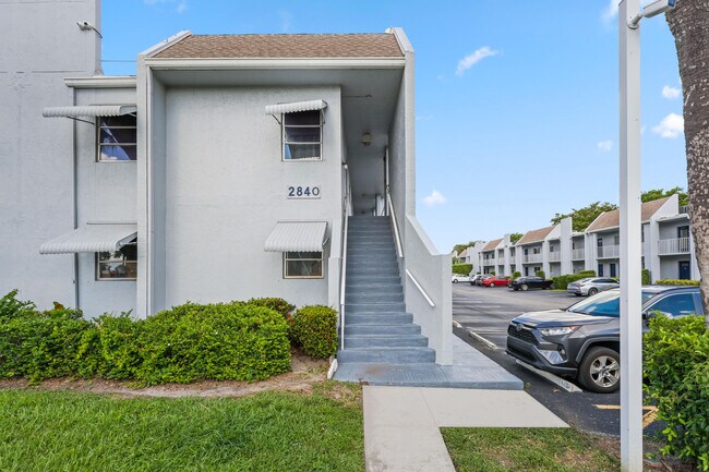 Building Photo - 2840 SW 22nd Ave