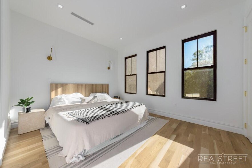 Building Photo - Stunning Brand New Townhouse for Rent in Bushwick!