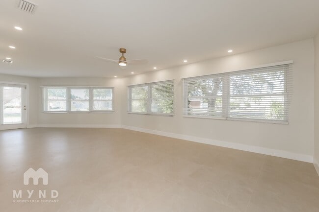 Building Photo - 10100 Paradise Blvd