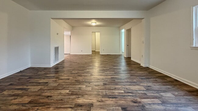 Building Photo - For Rent: 3+ BR, 3BA house. (Please speak with us before applying.)