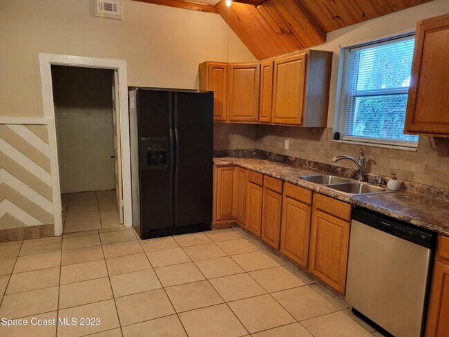 Building Photo - 874 Spiller St