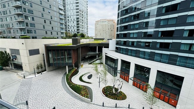 Building Photo - 889 Ave Sq NE
