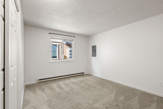 Building Photo - 6125 N Addison St