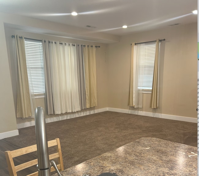 Building Photo - Modern Three Bedroom Townhouse