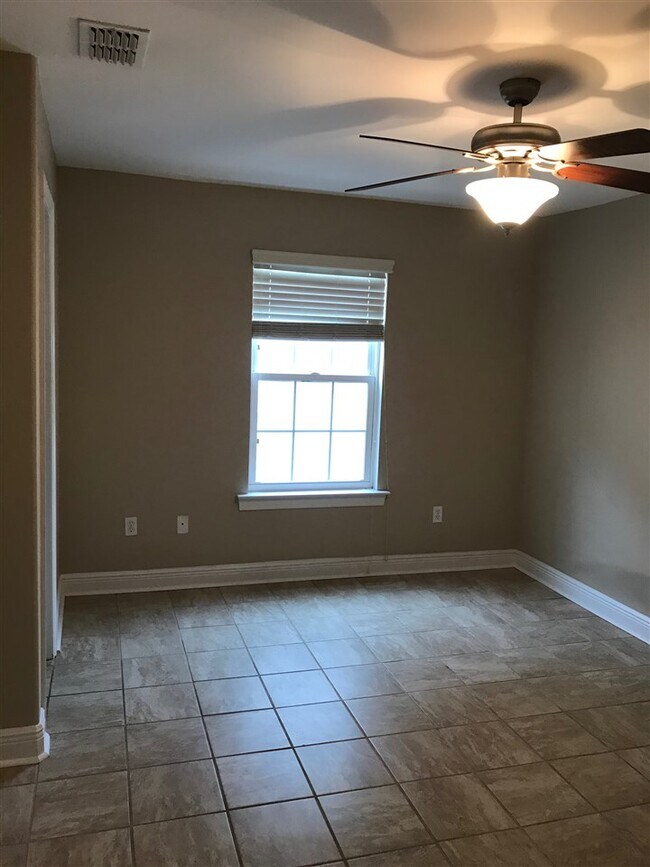 Building Photo - 2222 Cedarbrook Ct