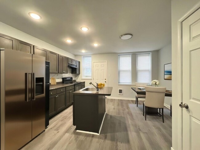 Building Photo - Remodeled Large 3bd/1 House with Rear yard!! Section 8 Welcome!!