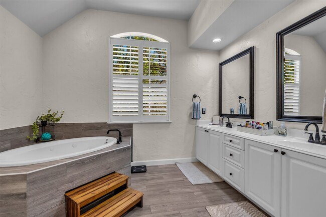 Building Photo - 55 S Bethany Bend Cir