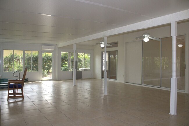 Building Photo - 3/2/3 Spring Hill Home