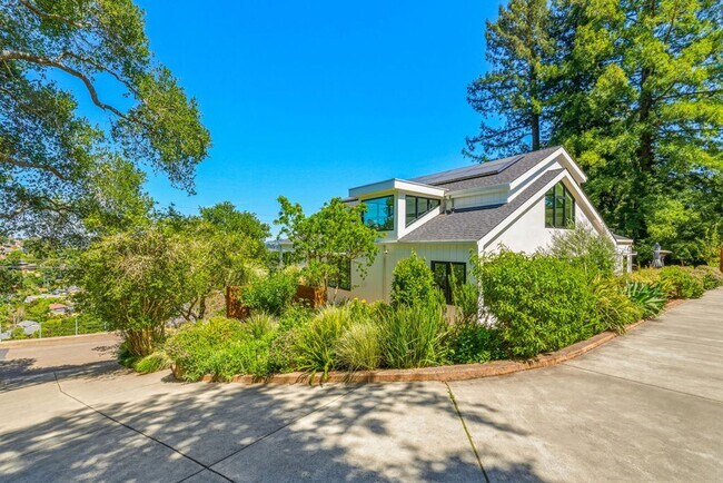 Building Photo - Beautifully Remodeled 4BR + Office Mill Valley Home — Furnished, Private 3/4-Acre Setting, Walk t...