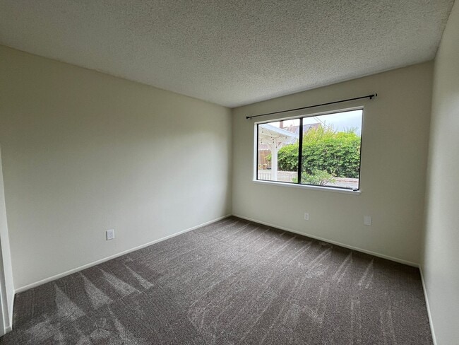 Building Photo - MOVE-IN READY 3+2 w/all appliances, commun...