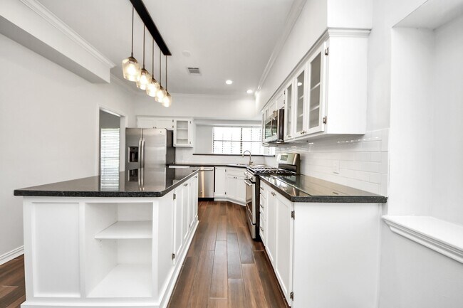 Building Photo - 5310 Oak Cove Dr