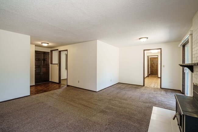 Building Photo - GREAT LOCATION!!! Single Level 3 bedroom 2...