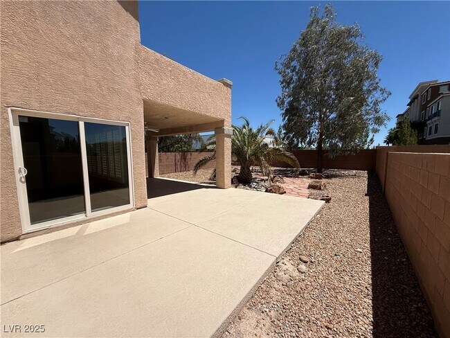 Building Photo - 684 Magrath St