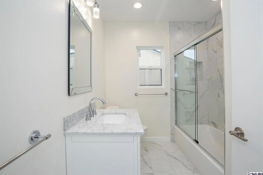 Building Photo - 10422 Woodley Ave