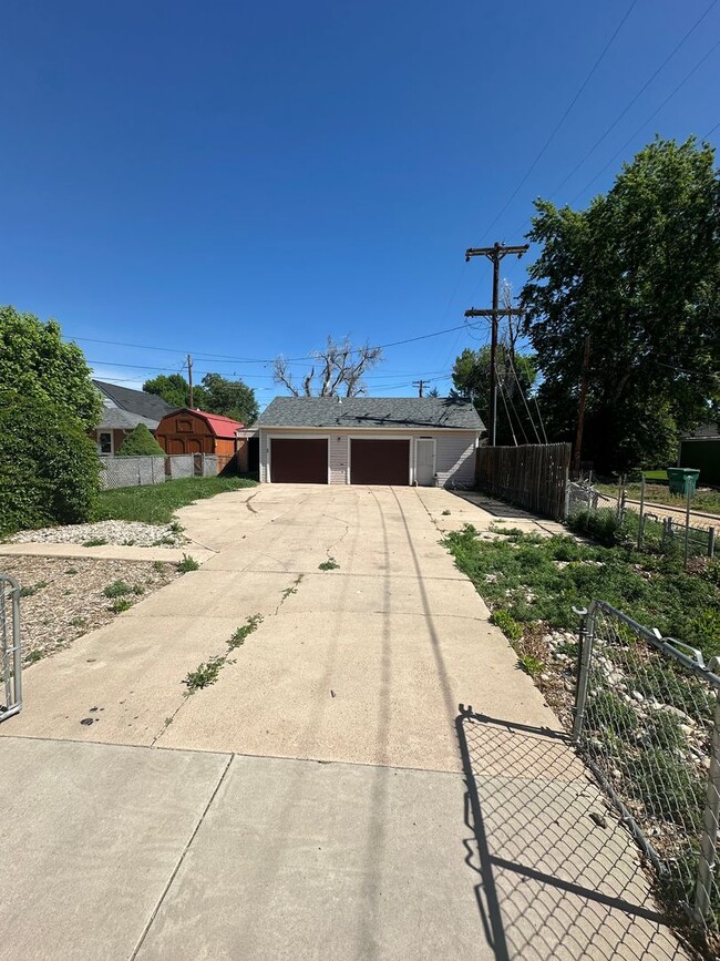 Building Photo - Amazing 3 bedroom home avail NOW