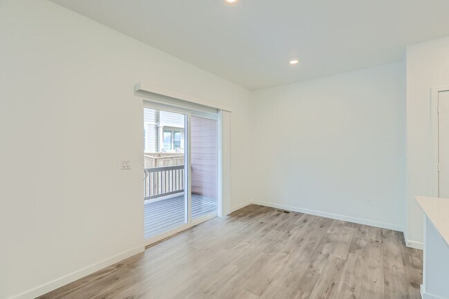 Building Photo - 637 Thistle Pl