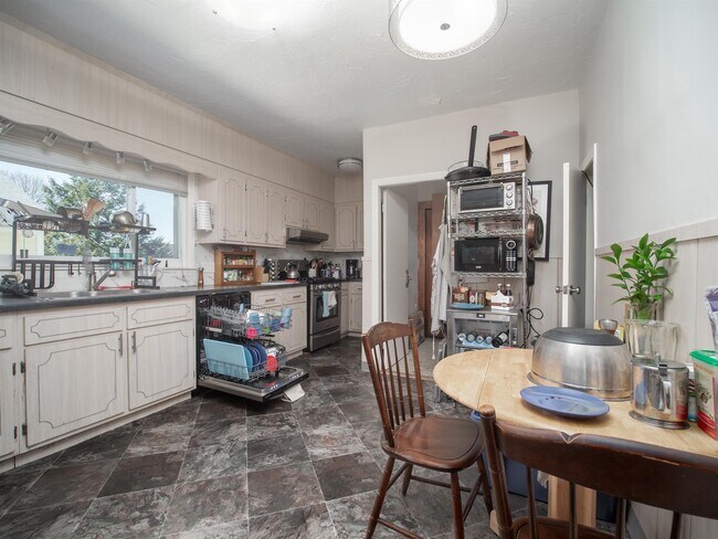 Building Photo - 99 2nd St