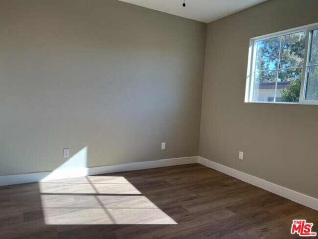 Building Photo - 334 Stepney St