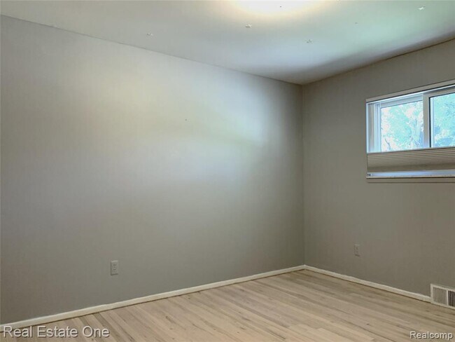 Building Photo - 5051 Falmouth Dr