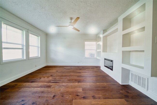 Building Photo - 4913 W 43rd St