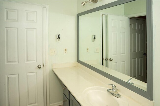 Building Photo - 2581 Southhaven Ln