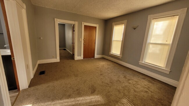 Building Photo - 351 Short St