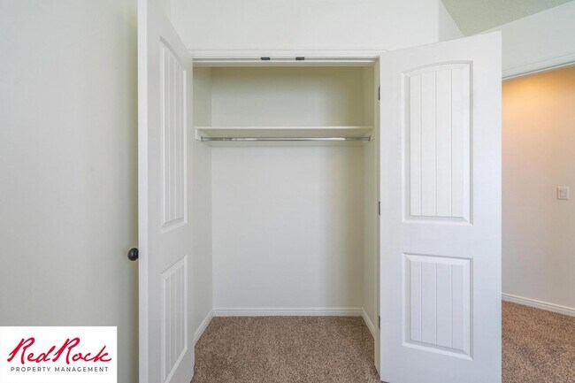 Building Photo - DOG-FRIENDLY 3 Bedroom Townhome with INTERNET INCLUDED!