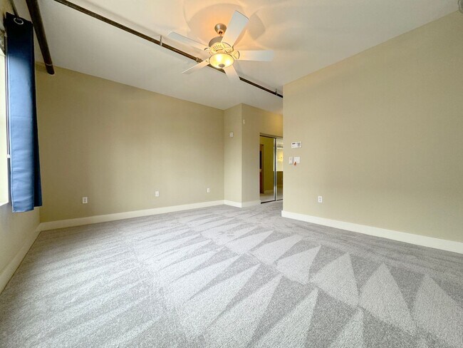 Building Photo - Live & Work Industrial Art Loft with Two C...