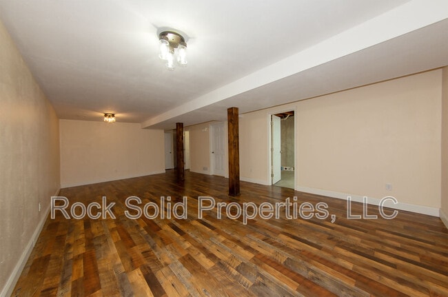 Building Photo - 407 E 5th St