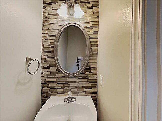 Building Photo - 365 Laurelton Cir