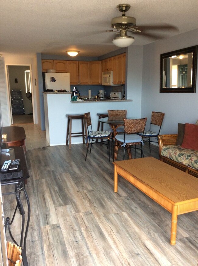 Building Photo - Mostly furnished upstairs 2 bed., 2 full bathroom Kihei Shores condo