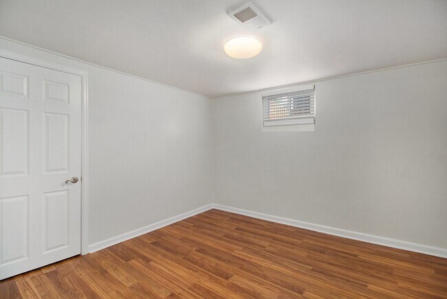 Building Photo - Single-Family 4 Bedroom 2 Bathroom Home in Englewood