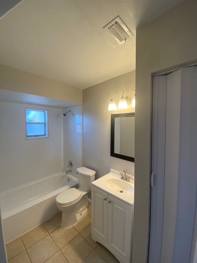 Building Photo - 2 BEDROOM, 1 BATH APARTMENT HOME - PINELLAS PARK