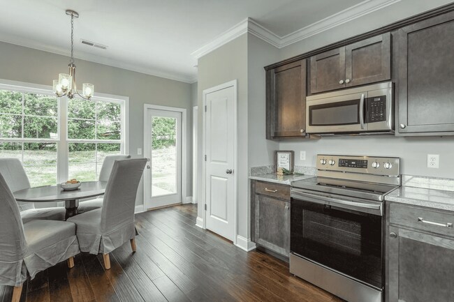 Building Photo - Like-New Home