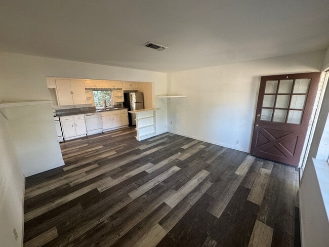 Building Photo - Small Single Family Home | 2 bed 1 bath | ...